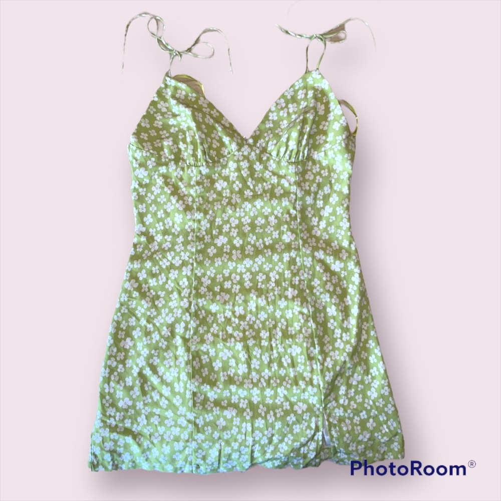 Adorable green daisy spaghetti strap dress with slit 💚